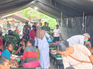 Pasien keracunan makanan yang dirawat di tenda darurat RSUD Yowari Sentani. Foto: Pendam Cenderawasih