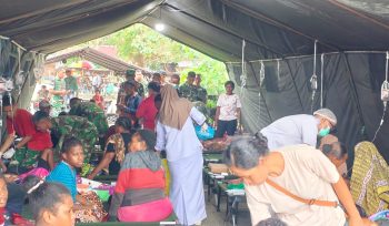Pasien keracunan makanan yang dirawat di tenda darurat RSUD Yowari Sentani. Foto: Pendam Cenderawasih