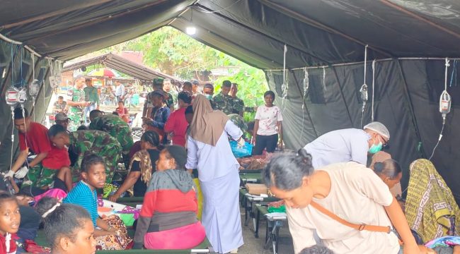Pasien keracunan makanan yang dirawat di tenda darurat RSUD Yowari Sentani. Foto: Pendam Cenderawasih