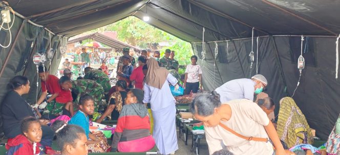 
					Pasien keracunan makanan yang dirawat di tenda darurat RSUD Yowari Sentani. Foto: Pendam Cenderawasih
