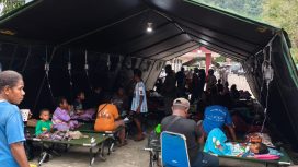 Pasien keracunan MBG dari Distrik Depapre yang menjalani perawatan di RSUD Yowari Sentani. Foto: Pendam Cenedrawasih