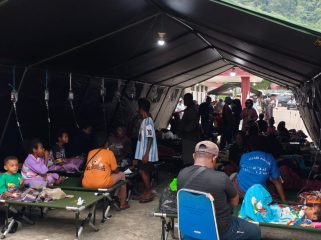 Pasien keracunan MBG dari Distrik Depapre yang menjalani perawatan di RSUD Yowari Sentani. Foto: Pendam Cenedrawasih