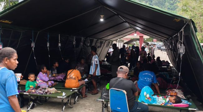 Pasien keracunan MBG dari Distrik Depapre yang menjalani perawatan di RSUD Yowari Sentani. Foto: Pendam Cenedrawasih