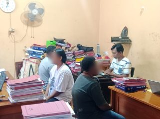 Pemeriksaan para pihak terkait keracunan makanan yang duga dari menu MBG di Distrik Depapre, Kabupaten Jayapura. Foto: Humas Polres Jayapura.