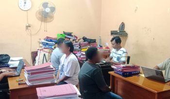 Pemeriksaan para pihak terkait keracunan makanan yang duga dari menu MBG di Distrik Depapre, Kabupaten Jayapura. Foto: Humas Polres Jayapura.