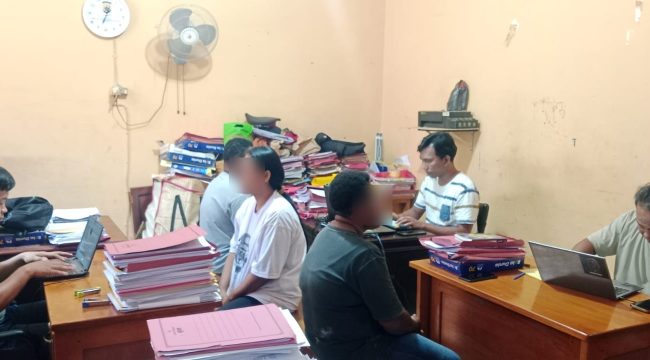 Pemeriksaan para pihak terkait keracunan makanan yang duga dari menu MBG di Distrik Depapre, Kabupaten Jayapura. Foto: Humas Polres Jayapura.
