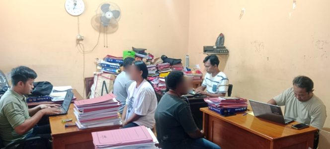 
					Pemeriksaan para pihak terkait keracunan makanan yang duga dari menu MBG di Distrik Depapre, Kabupaten Jayapura. Foto: Humas Polres Jayapura.