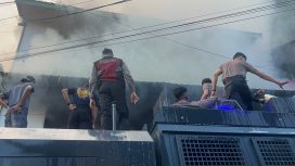 Kebakaran rumah tiga lantai di APO Kali Kota Jayapura. Foto: Humas Polresta Jayapura Kota.