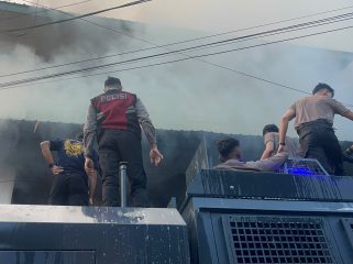 Kebakaran rumah tiga lantai di APO Kali Kota Jayapura. Foto: Humas Polresta Jayapura Kota.