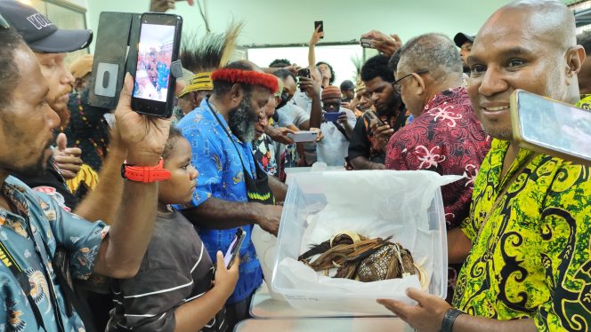 
					Salah satu benda artefak asal Papua yang berhasil direpatriasi dari Amerika Serikat. Foto: Katharina/KabarPapua.co