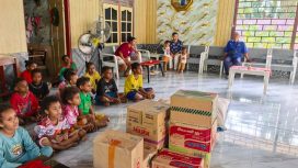 Bantuan PLN kepada bantuan logistik kepada Yayasan Al-Hijra Panti Asuhan Putra Putri Muslim Asli Papua dan Panti Asuhan Cipta Waris Papua yang dipusatkan di Distrik Aimas, Kabupaten Sorong. Foto: PLN Papua 
