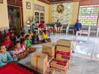 Bantuan PLN kepada bantuan logistik kepada Yayasan Al-Hijra Panti Asuhan Putra Putri Muslim Asli Papua dan Panti Asuhan Cipta Waris Papua yang dipusatkan di Distrik Aimas, Kabupaten Sorong. Foto: PLN Papua 