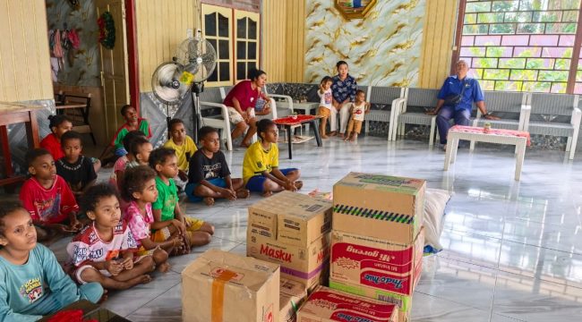 Bantuan PLN kepada bantuan logistik kepada Yayasan Al-Hijra Panti Asuhan Putra Putri Muslim Asli Papua dan Panti Asuhan Cipta Waris Papua yang dipusatkan di Distrik Aimas, Kabupaten Sorong. Foto: PLN Papua 