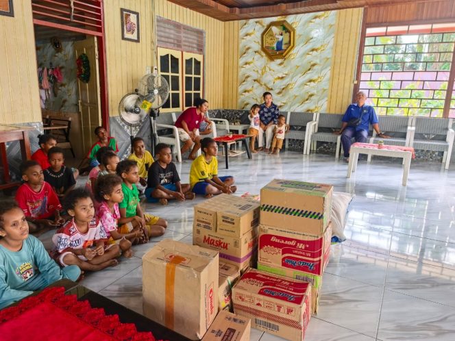 
					Bantuan PLN kepada bantuan logistik kepada Yayasan Al-Hijra Panti Asuhan Putra Putri Muslim Asli Papua dan Panti Asuhan Cipta Waris Papua yang dipusatkan di Distrik Aimas, Kabupaten Sorong. Foto: PLN Papua 