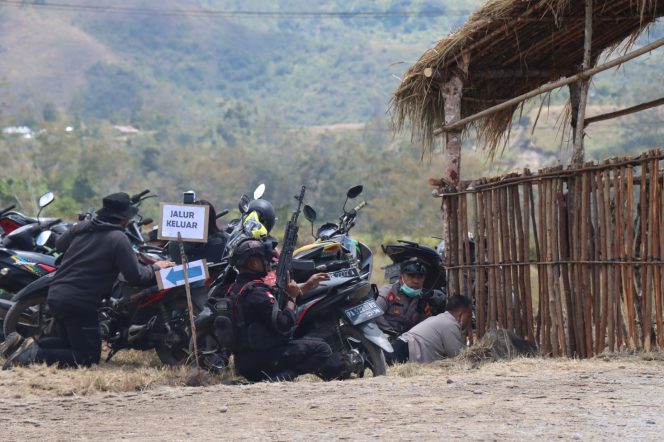 
					Aparat keamanan bersiaga saat terjadi penembakan di lokasi Festival Baliem. Foto:Humas Polres Jayawijaya 