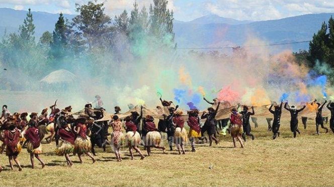 
					Tarian adat di Festival Budaya Lembah Baliem 2026. foto: Pendam Cenderawasih