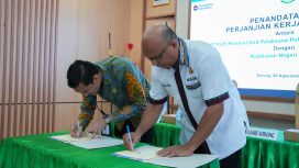 Manager PLN UP3 Sorong, Deni Muhammad Abrar (kiri) bersama Kepala Kejaksaan Negeri Sorong, Frenkie Son (kanan) menandatangani Perjanjian Kerja Sama (PKS) terkait pendampingan dan penanganan masalah hukum antara PLN dan Kejaksaan Negeri Sorong pada Kamis (6/8).