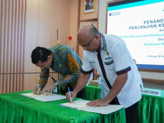 Manager PLN UP3 Sorong, Deni Muhammad Abrar (kiri) bersama Kepala Kejaksaan Negeri Sorong, Frenkie Son (kanan) menandatangani Perjanjian Kerja Sama (PKS) terkait pendampingan dan penanganan masalah hukum antara PLN dan Kejaksaan Negeri Sorong pada Kamis (6/8).