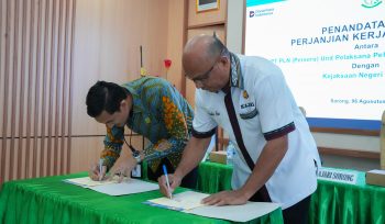 Manager PLN UP3 Sorong, Deni Muhammad Abrar (kiri) bersama Kepala Kejaksaan Negeri Sorong, Frenkie Son (kanan) menandatangani Perjanjian Kerja Sama (PKS) terkait pendampingan dan penanganan masalah hukum antara PLN dan Kejaksaan Negeri Sorong pada Kamis (6/8).