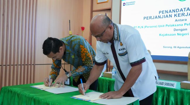 Manager PLN UP3 Sorong, Deni Muhammad Abrar (kiri) bersama Kepala Kejaksaan Negeri Sorong, Frenkie Son (kanan) menandatangani Perjanjian Kerja Sama (PKS) terkait pendampingan dan penanganan masalah hukum antara PLN dan Kejaksaan Negeri Sorong pada Kamis (6/8).