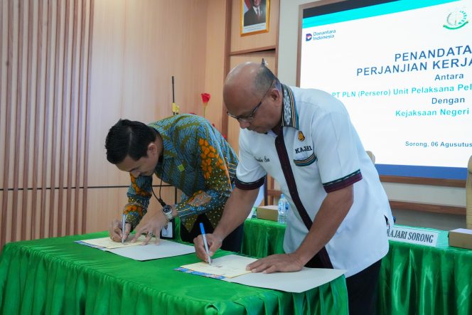 
					Manager PLN UP3 Sorong, Deni Muhammad Abrar (kiri) bersama Kepala Kejaksaan Negeri Sorong, Frenkie Son (kanan) menandatangani Perjanjian Kerja Sama (PKS) terkait pendampingan dan penanganan masalah hukum antara PLN dan Kejaksaan Negeri Sorong pada Kamis (6/8).