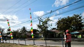 Petugas PLN mengingatkan pentingnya memperhatikan jarak aman saat memasang bendera dan atribut kemerdekaan di sekitar jaringan listrik. Foto:  PLN Papua 