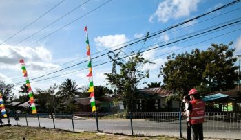 Petugas PLN mengingatkan pentingnya memperhatikan jarak aman saat memasang bendera dan atribut kemerdekaan di sekitar jaringan listrik. Foto:  PLN Papua 
