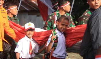 Rombongan pembawa Merah Putih berukuran  120 x 80 meter  yang akan dibentangkan di Buklit Jayapura. Foto: Koops TNI Habema