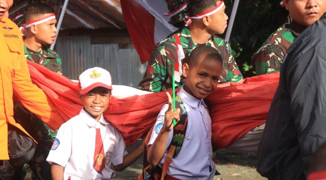 Rombongan pembawa Merah Putih berukuran  120 x 80 meter  yang akan dibentangkan di Buklit Jayapura. Foto: Koops TNI Habema