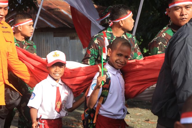 
					Rombongan pembawa Merah Putih berukuran  120 x 80 meter  yang akan dibentangkan di Buklit Jayapura. Foto: Koops TNI Habema