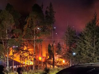 Kantor pemerintahan di Kabupaten Puncak dibakar massa. Foto: Polres Puncak 