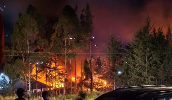 Kantor pemerintahan di Kabupaten Puncak dibakar massa. Foto: Polres Puncak 