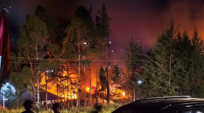 Kantor pemerintahan di Kabupaten Puncak dibakar massa. Foto: Polres Puncak 