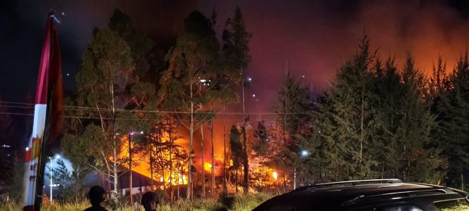 
					Kantor pemerintahan di Kabupaten Puncak dibakar massa. Foto: Polres Puncak 