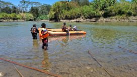 Penyisiran dalam pencarian jenazah seorang warga yang tenggelam di Sungai Baliem. Foto: SAR Jayapura.  