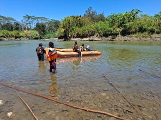 Penyisiran dalam pencarian jenazah seorang warga yang tenggelam di Sungai Baliem. Foto: SAR Jayapura.  