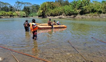 Penyisiran dalam pencarian jenazah seorang warga yang tenggelam di Sungai Baliem. Foto: SAR Jayapura.  