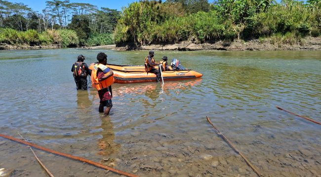 Penyisiran dalam pencarian jenazah seorang warga yang tenggelam di Sungai Baliem. Foto: SAR Jayapura.  