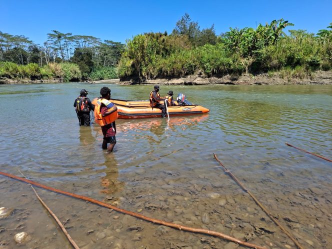 
					Penyisiran dalam pencarian jenazah seorang warga yang tenggelam di Sungai Baliem. Foto: SAR Jayapura.  