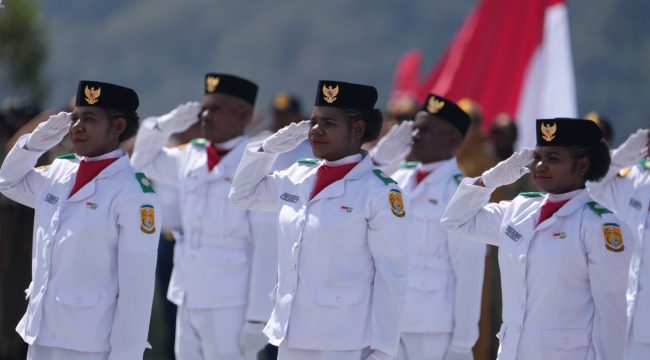 Paskibra kabupaten Puncak pada perayaan HUT ke-81 RI di Ilaga, Kabupaten Puncak. Foto: Diskominfo Puncak 