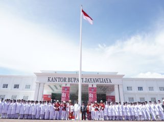 Momen foto bersama  Paskibra di Jayawijaya. Foto: Media Bupati Jayawijaya