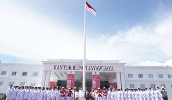 Momen foto bersama  Paskibra di Jayawijaya. Foto: Media Bupati Jayawijaya