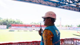 Petugas PLN melakukan pemantauan kondisi kelistrikan di lokasi upacara HUT ke-81 Kemerdekaan RI di Lapangan Mandala Jayapura .Foto: PLN Papia