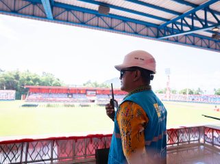 Petugas PLN melakukan pemantauan kondisi kelistrikan di lokasi upacara HUT ke-81 Kemerdekaan RI di Lapangan Mandala Jayapura .Foto: PLN Papia