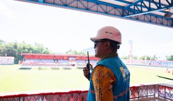 Petugas PLN melakukan pemantauan kondisi kelistrikan di lokasi upacara HUT ke-81 Kemerdekaan RI di Lapangan Mandala Jayapura .Foto: PLN Papia