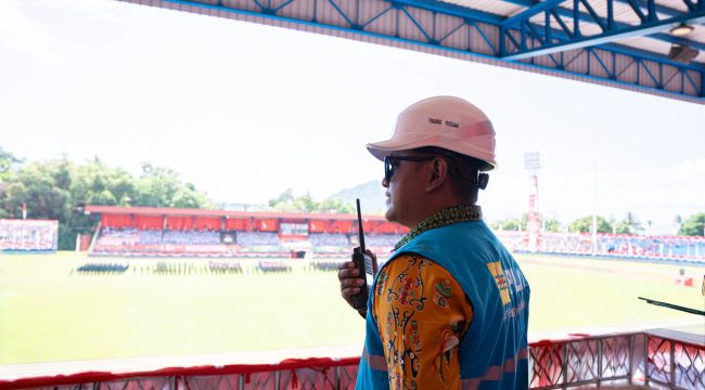 Petugas PLN melakukan pemantauan kondisi kelistrikan di lokasi upacara HUT ke-81 Kemerdekaan RI di Lapangan Mandala Jayapura .Foto: PLN Papia