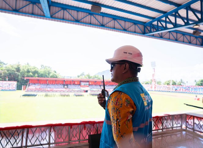 
					Petugas PLN melakukan pemantauan kondisi kelistrikan di lokasi upacara HUT ke-81 Kemerdekaan RI di Lapangan Mandala Jayapura .Foto: PLN Papia