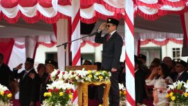 Direktur PTFI Tony Wenas pada upacara HUT ke-81 Kemerdekaan Republik Indonesia di Tembagapura. Foto: PTFI