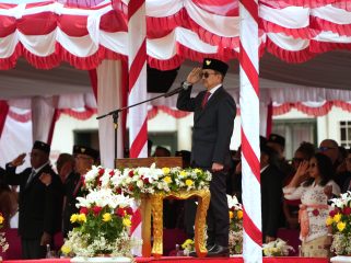 Direktur PTFI Tony Wenas pada upacara HUT ke-81 Kemerdekaan Republik Indonesia di Tembagapura. Foto: PTFI