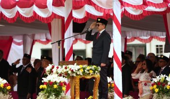 Direktur PTFI Tony Wenas pada upacara HUT ke-81 Kemerdekaan Republik Indonesia di Tembagapura. Foto: PTFI